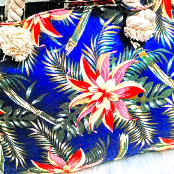 (NEW)! Beautiful! Floral Tote Bag! - Picture 7 of 8